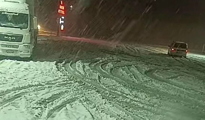 Kar yağışı Sivas’ta sürücülere zor anlar yaşattı