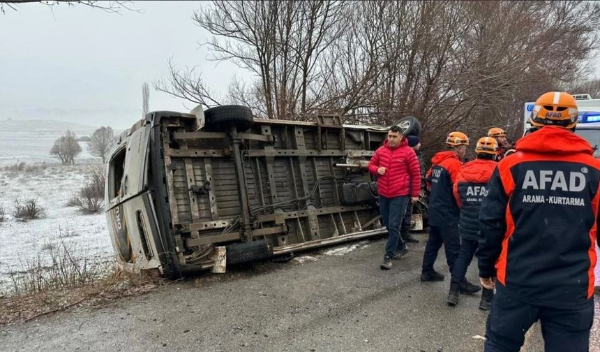 Sivas’ta öğrenci servisi devrildi: 15 yaralı
