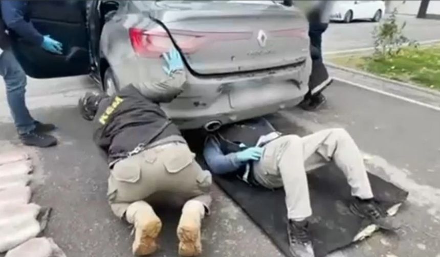 Otomobilin koltuklarına gizlenmiş 56 kilo uyuşturucu ele geçirildi
