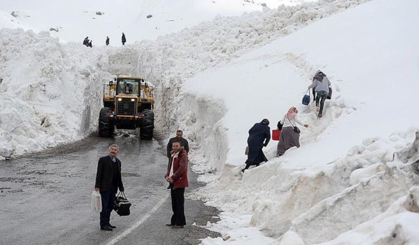 Karabet Geçidi Yoğun Kar Nedeniyle Ulaşıma Kapatıldı
