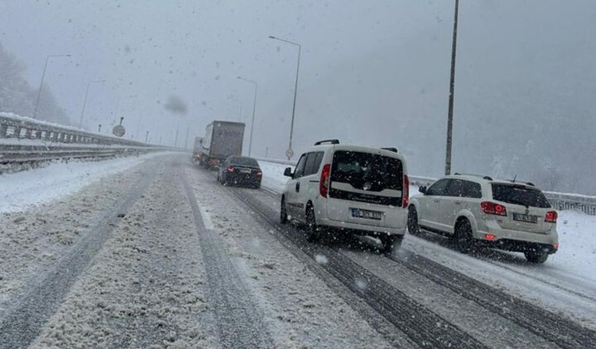 Düzce–Bolu İstikametinde Kar Yağışı Trafiği Olumsuz Etkiledi