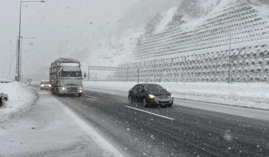 Bolu Dağı geçişinde kar etkili oluyor