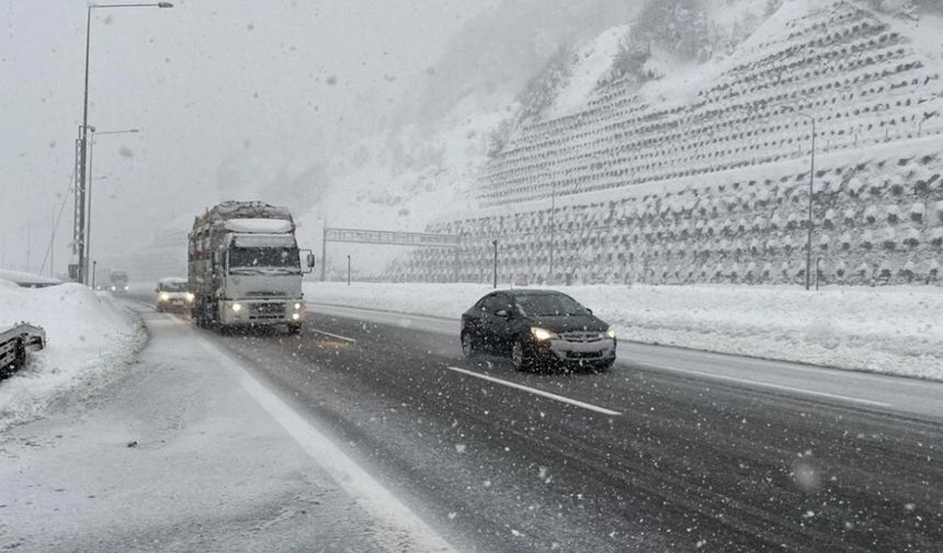 Bolu Dağı’nda kar yağışı ulaşımı olumsuz etkiliyor