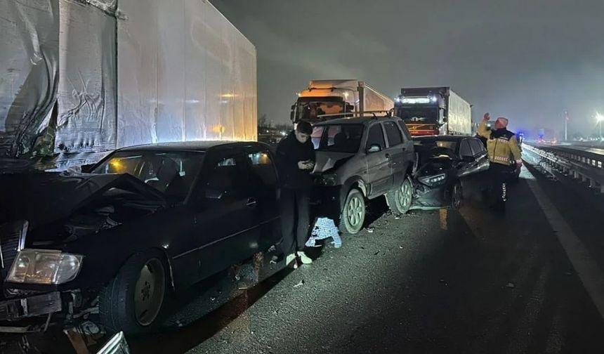 Anadolu Otoyolu’nda 16 araçlı zincirleme kaza: 6 yaralı