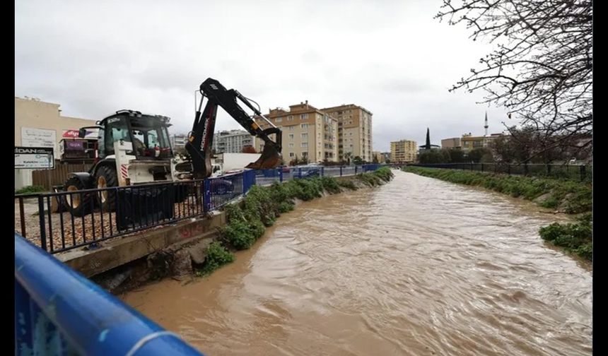 İzmir'de Büyükşehir ekiplerinden sağanak yağış seferberliği