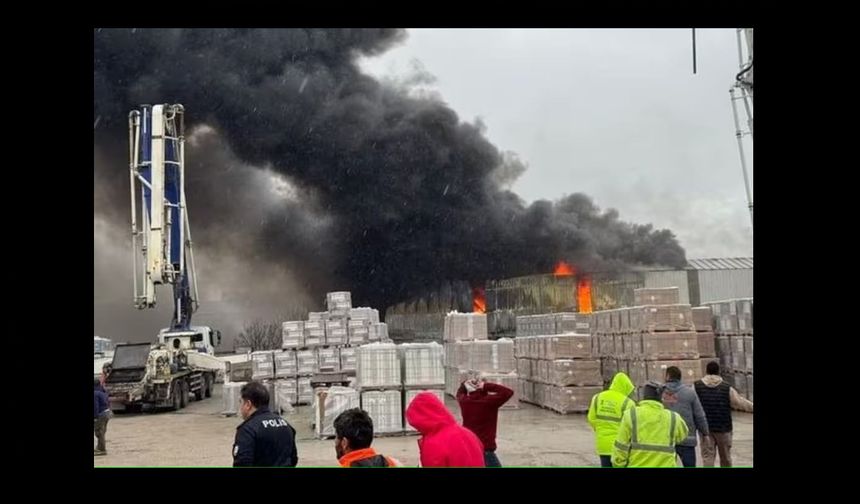 Balıkesir’de Yapı Malzemeleri Deposunda Yangın Çıktı