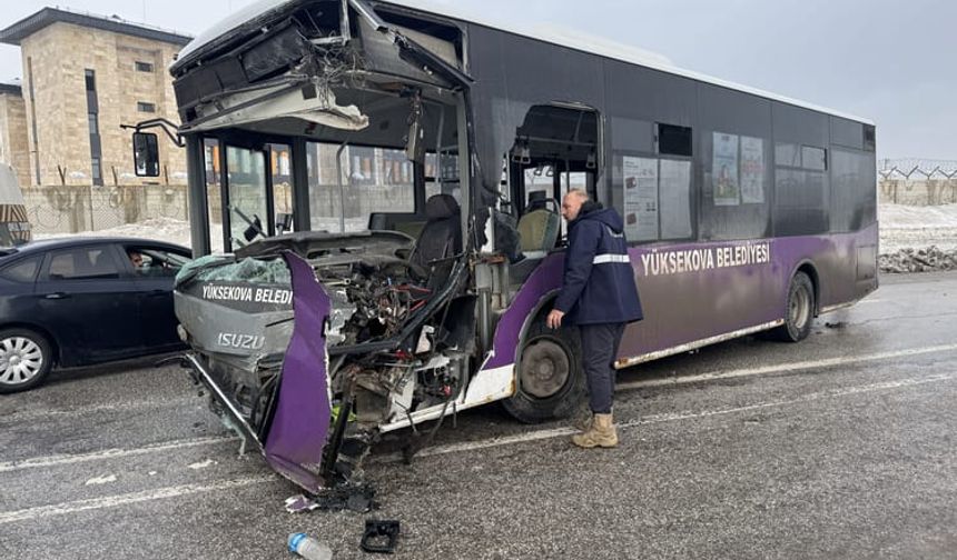 Yüksekova’da Yolcu Otobüsü ile Minibüs Çarpıştı: 18 Yaralı
