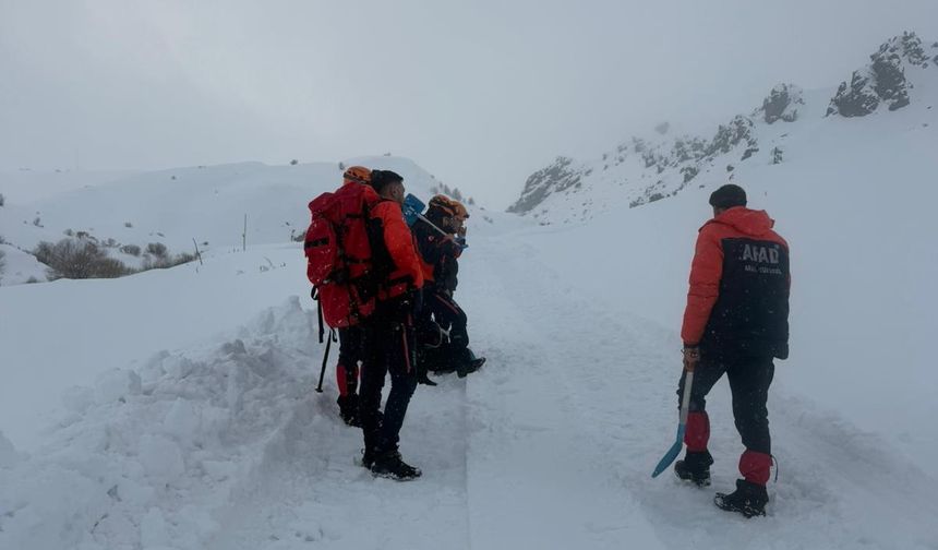 Ağrı’da Arıza Gidermeye Giden Ekiplerin Üzerine Çığ Düştü