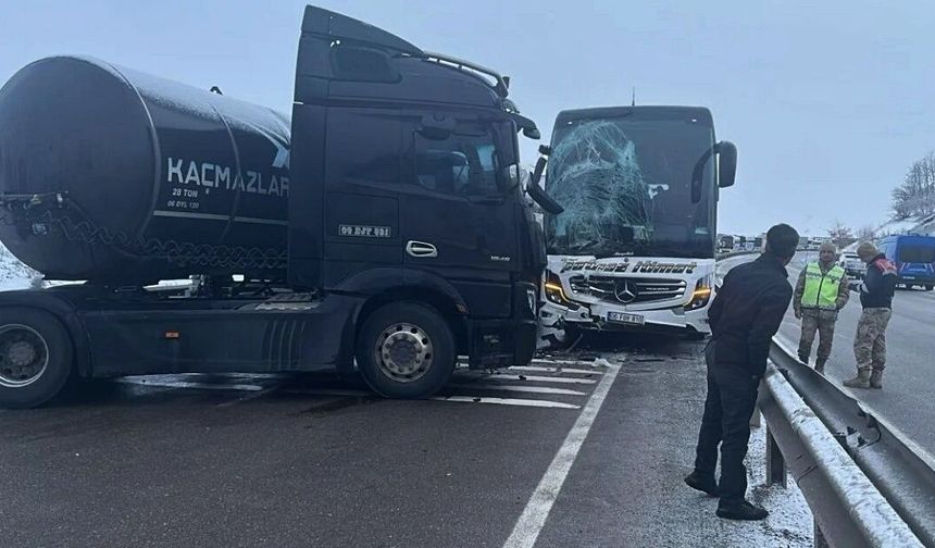 Erzurum’da zincirleme kaza: 5 yolcu yaralandı