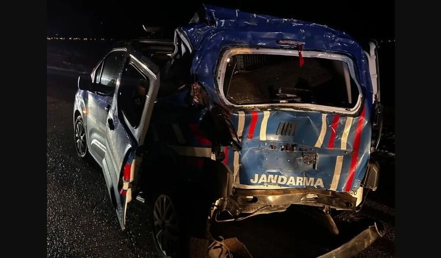 Erzurum’da Jandarmaya tır çarptı, 4 yaralı