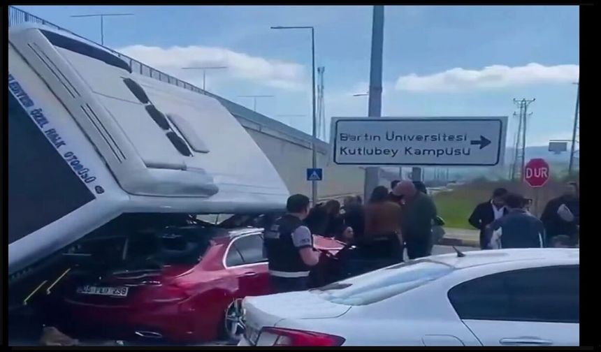 Bartın Üniversitesi Önünde Halk Otobüsü Otomobilin Üzerine Devrildi, 44 Yaralı