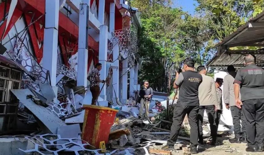 Endonezya’da 7,4 büyüklüğünde deprem: 1 kişi hayatını kaybetti