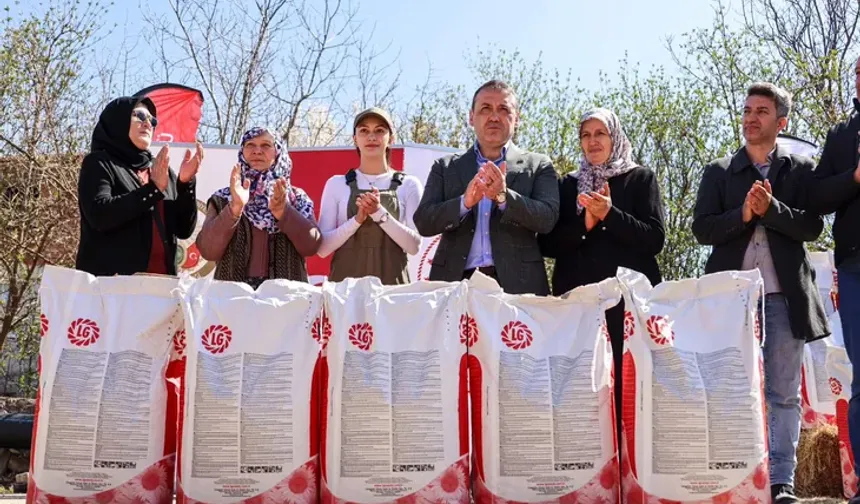 Bilecik'te çiftçilere ayçiçeği tohumu dağıtıldı