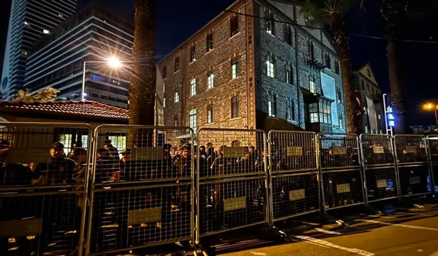 İzmir Meslek Fabrikası'na polis kuşatmasında tahliye girişimi!