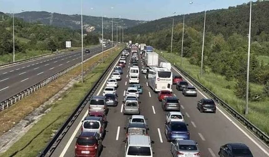 Kocaeli TEM Otoyolu İstanbul-Ankara yönü trafiğe kapatıldı!