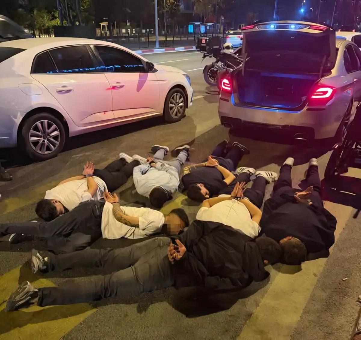 Polis Otobüslerinin Peşine Takılan 8 Kişi Yakalandı